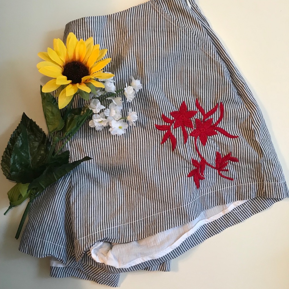 🌸Striped Floral Embroidered Shorts🌸